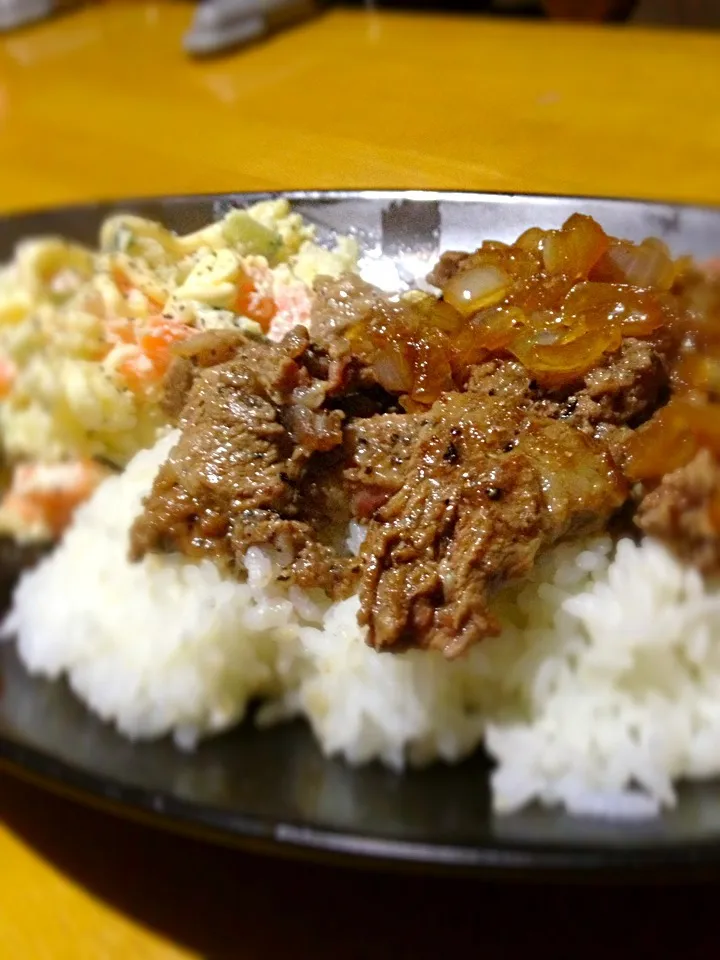 Snapdishの料理写真:シャリアピンステーキ丼|yukiさん