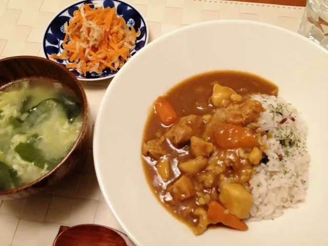 里芋入りのチキンカレー  卵スープ  大根人参サラダ|ikukoさん