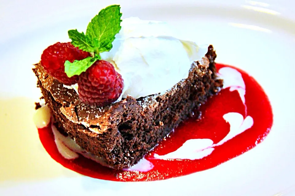 Chocolate fudge cake with raspberry sauce|Misstyさん