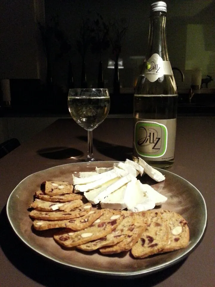 Snapdishの料理写真:French cheese with cherry-haselnut-toast and Jillz sparkling cider|Frank&Jolanda - Eteninbeeldさん