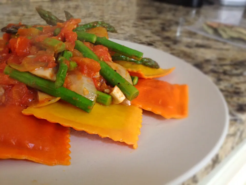 Pumpkin ravioli and asparagus tomato sauce|ayakin skywalkerさん