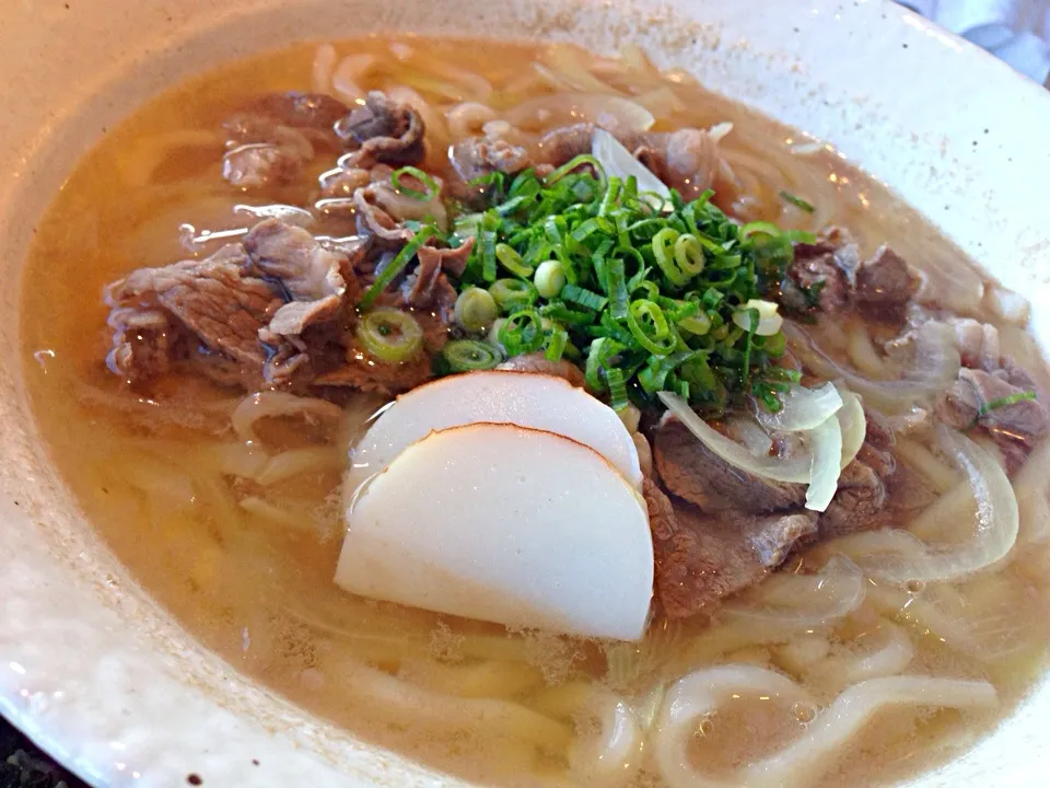 そして近江牛肉うどん。優しいおだしやなぁ。|たけうちさん