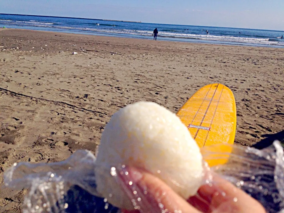 海で塩むすびな昼食🍙🍙|かずみさん