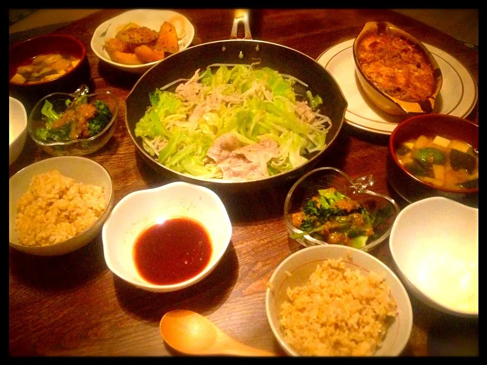 キャベツともやしも豚バラの蒸し物とカリフラワーと舞茸のグラタンと南瓜煮とサラダとお味噌汁|トキロックさん