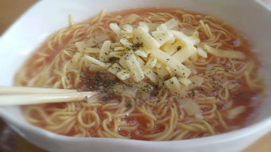 トマトスープ味のラーメンに
チーズとバジル♡|Nao Minamiさん