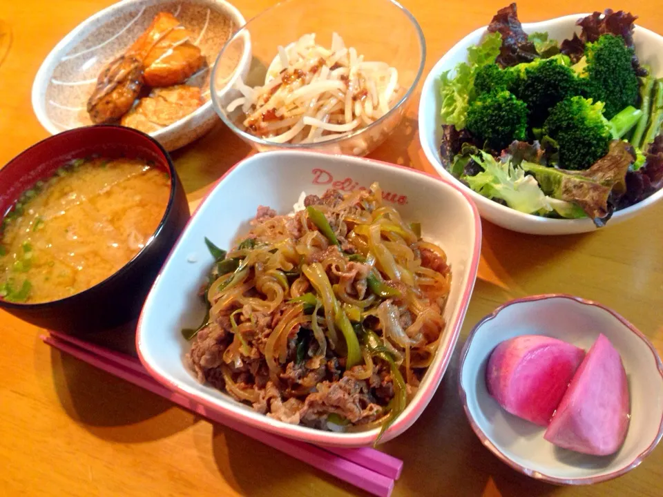 牛丼 . さつま揚げ . サラダ|なるなるさん