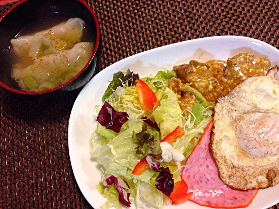 鶏のマヨポン炒めと目玉焼き。目玉焼き焼き過ぎた…|よ～さん