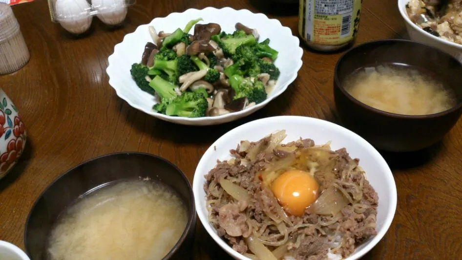 牛丼＆ブロッコリーとキノコの炒めもの＆大根の味噌汁|えっちゃんさん