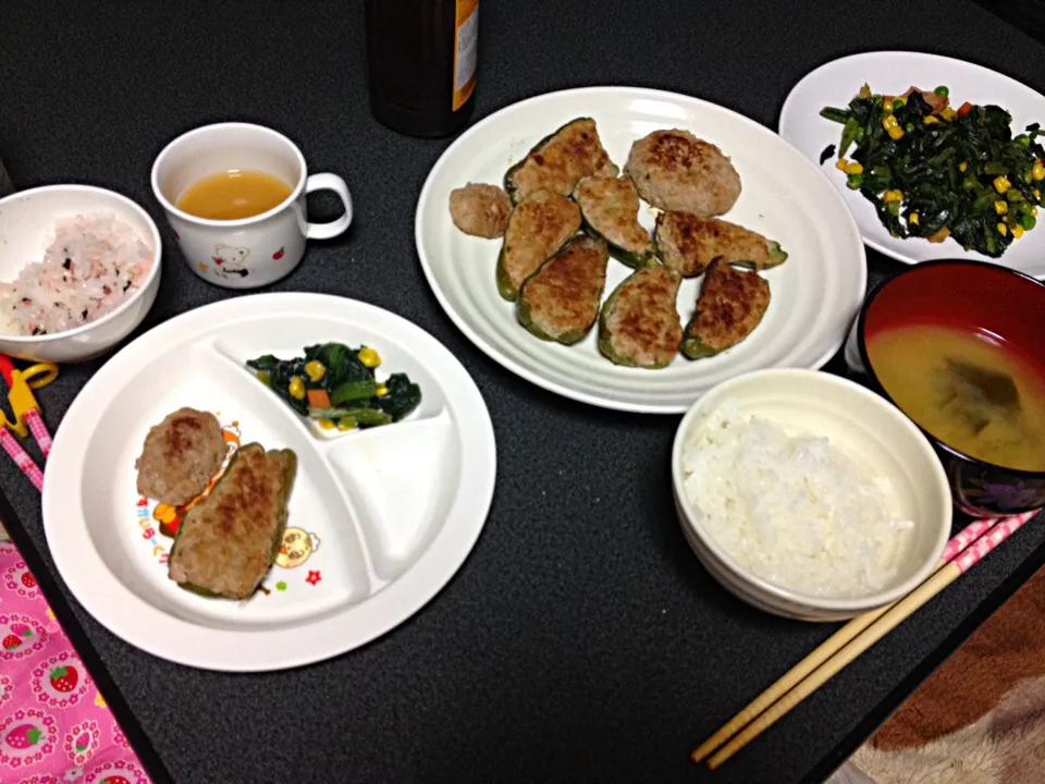 Snapdishの料理写真:ピーマン肉詰め•ほうれん草炒め|うるしちかさん