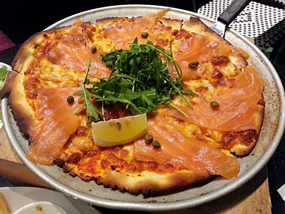 Snapdishの料理写真:smoked salmon pizza|Ernest Tseさん