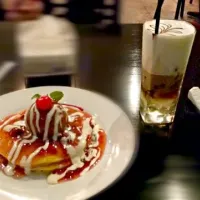 cheessy pancake with strawberry and chocolate ice cream.. and hazelnute latte|Vindhya Tri Widayantiさん