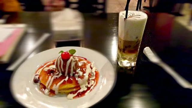 cheessy pancake with strawberry and chocolate ice cream.. and hazelnute latte|Vindhya Tri Widayantiさん