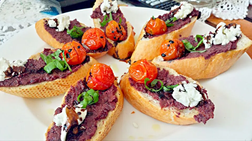 kalamata olive puree, goat cheese, roasted tomato, balsamic reduction, olive oil drizzle and basil|Michael M Schleyerさん