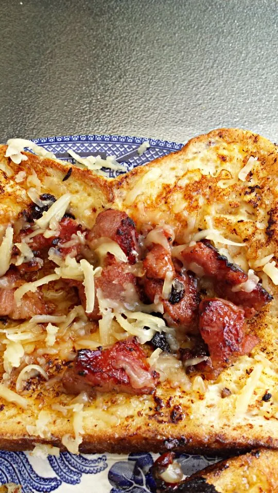 french toast with bacon cheese and maple syrup...yum!|Miriam Hughesさん