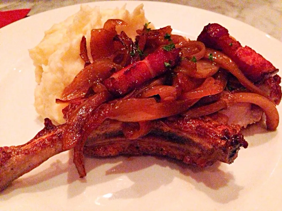 Pork chop with mash potato and caramelised onions|sgさん