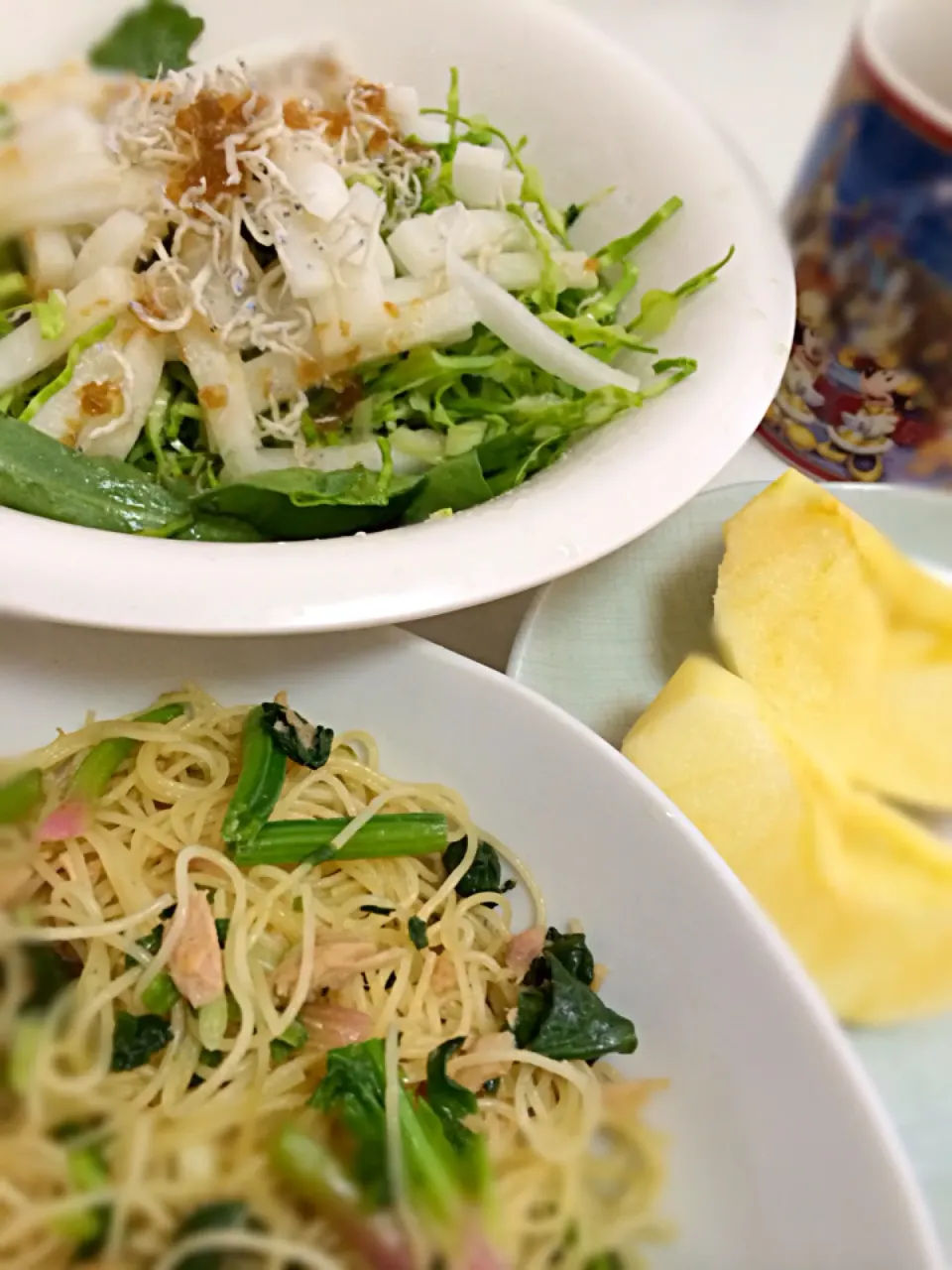 お昼ご飯♪ほうれん草とツナの和風パスタ、サラダ、林檎|ちょきさん