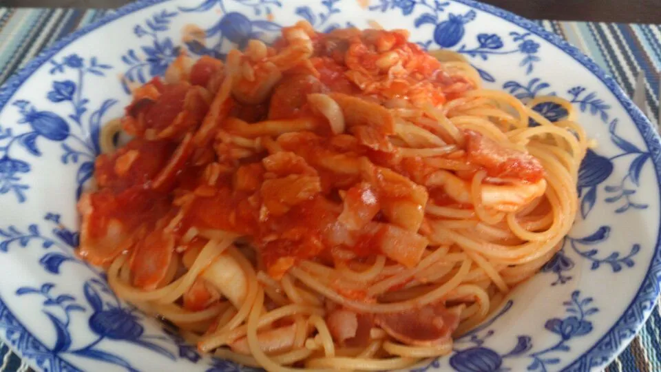 Snapdishの料理写真:今日のランチは白しめじとベーコンとツナのトマトソースパスタ作成。細い麺にあっさり目ソースが合います。|SATOSHI OOCHIさん