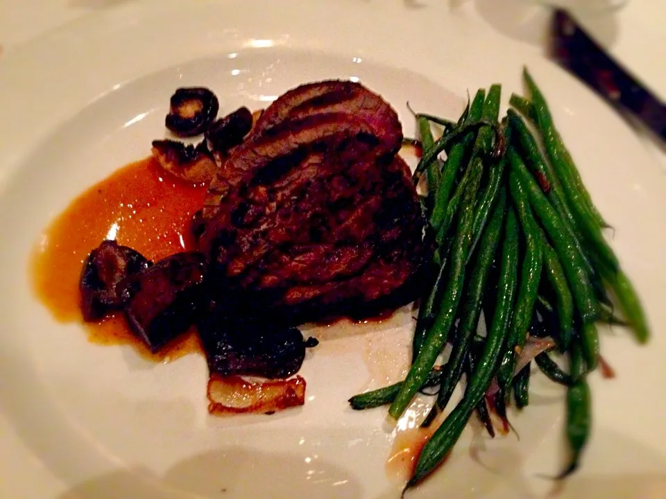 Sliced Filet Mignon, Wild Mushrooms, Onions, French Beans|Chris Rothさん