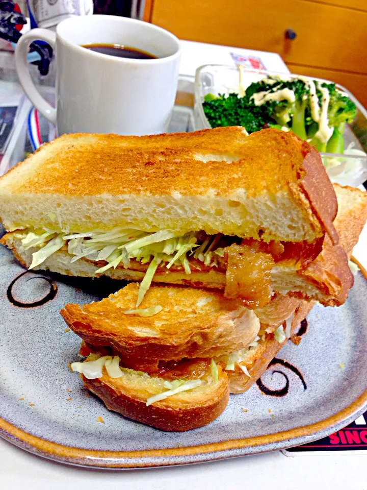 Snapdishの料理写真:ケンタロウ流 豚肉の生姜焼きサンド🍞☕️|虎キチ6さん