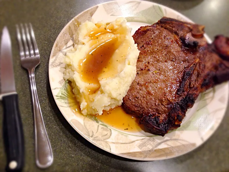 T-bone steak with mashed potato and gravy|Michelle Millerさん