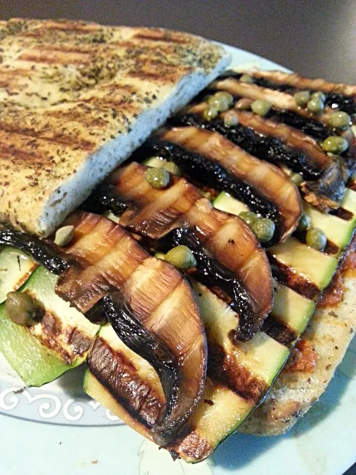 Foccacia red pesto, zucchini, portobello and capers|Frank&Jolanda - Eteninbeeldさん