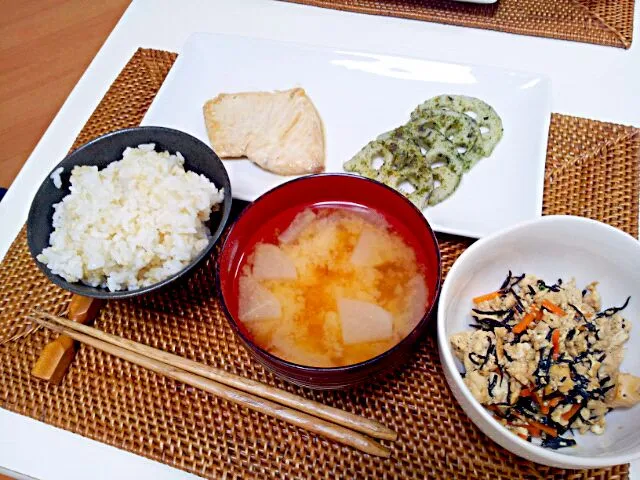 Snapdishの料理写真:今日の夕食 かじきまぐろの塩麹焼き、れんこんのいそべやき、豆腐入りひじき煮、大根の味噌汁|pinknari🐰🌈さん