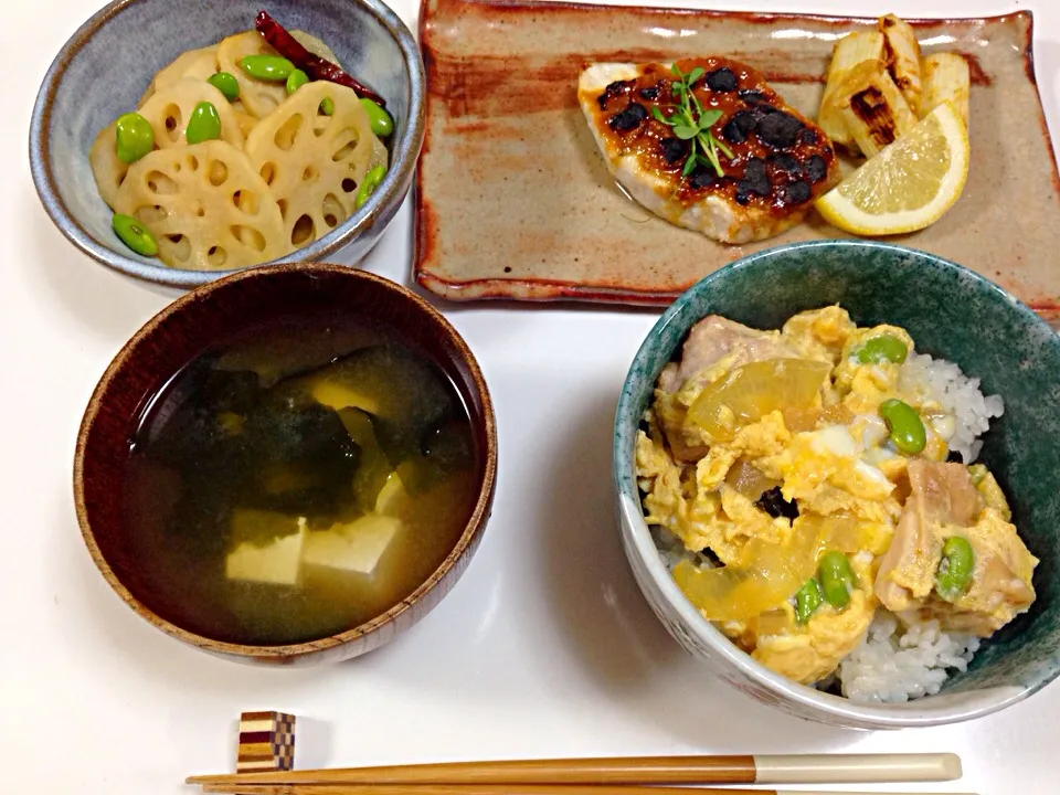 親子丼、カジキの味噌田楽焼き、蓮根きんぴら、お味噌汁|たえさん