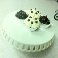 Snapdishの料理写真:Vanilla bean and triple chocolate cupcakes|jennさん