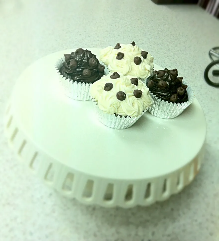 Snapdishの料理写真:Vanilla bean and triple chocolate cupcakes|jennさん