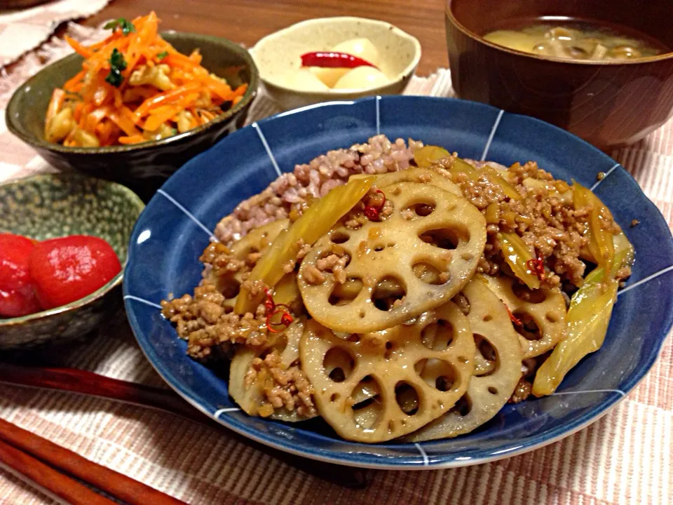 Snapdishの料理写真:のっちゃんさんのシャキシャキ蓮根とセロリ丼、ミニトマトの蜂蜜レモン漬け、michakoさんの人参とくるみのマリネサラダ、自家製らっきょう漬け、しめじと椎茸と豆腐の味噌汁|サチさん