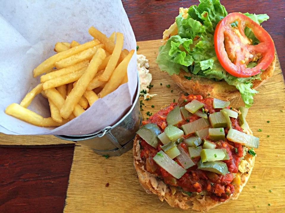 Chickpea and Lentil Burger with chips|Sergio Lacuevaさん