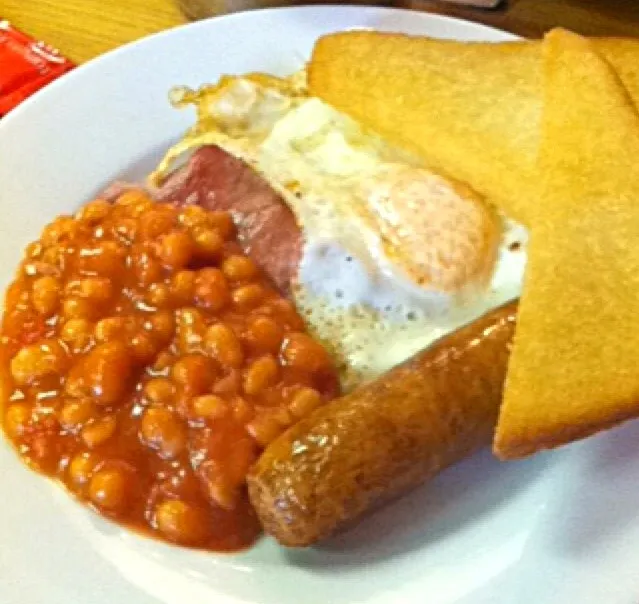 Bacon, egg, beans, sausage ad fried bread|Nicole Avisさん