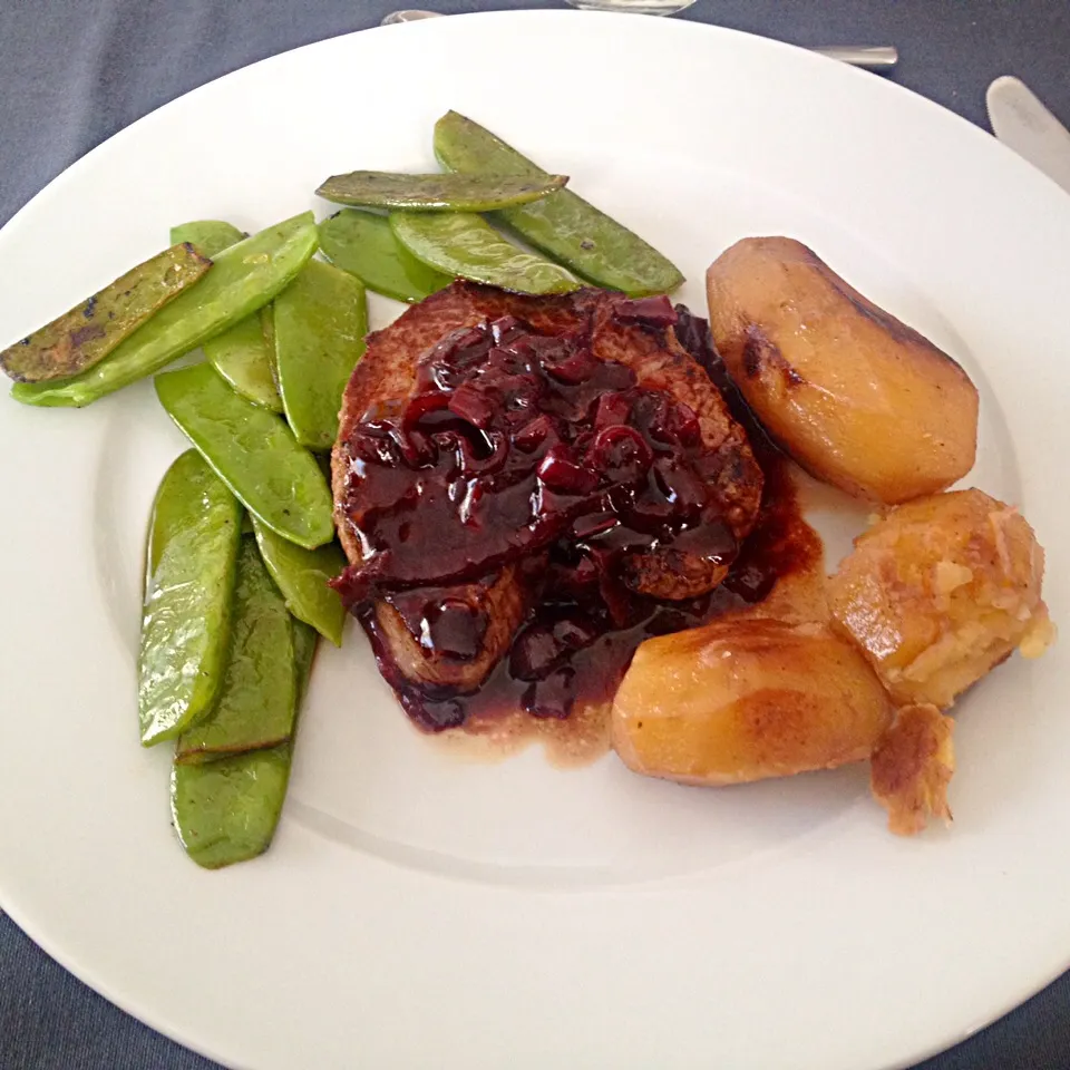 Snapdishの料理写真:Piece de boeuf sauce au vin, pommes fondantes et pois mange tout|jm gobetさん