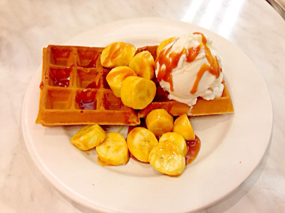 Caramel Banana Waffle topped with Vanilla Ice Cream|Cerisseさん