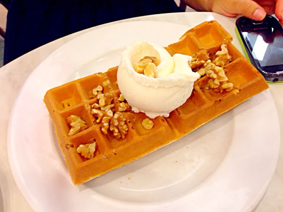 Macadamia Waffle topped with Vanilla Ice Cream|Cerisseさん