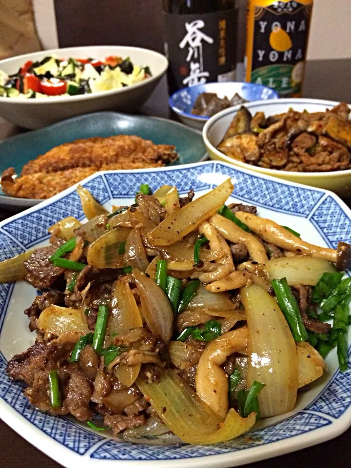 本日の家居酒屋、牛肉としめじと玉ねぎの醤油麹炒め煮、豚キムチ、白菜のサラダ、雷こんにゃく、谷川岳の大吟醸|ままぞうさん