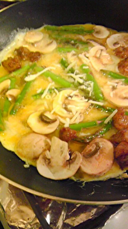 Asparagus, mushroom, sausage omelet with Monterey jack cheese and basil|AngelEyesさん