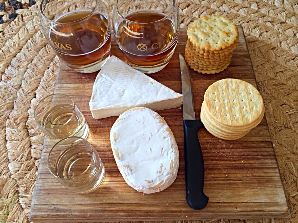 Snapdishの料理写真:Camembert & Brie with crackers and lemon tea-quila|Sergio Lacuevaさん