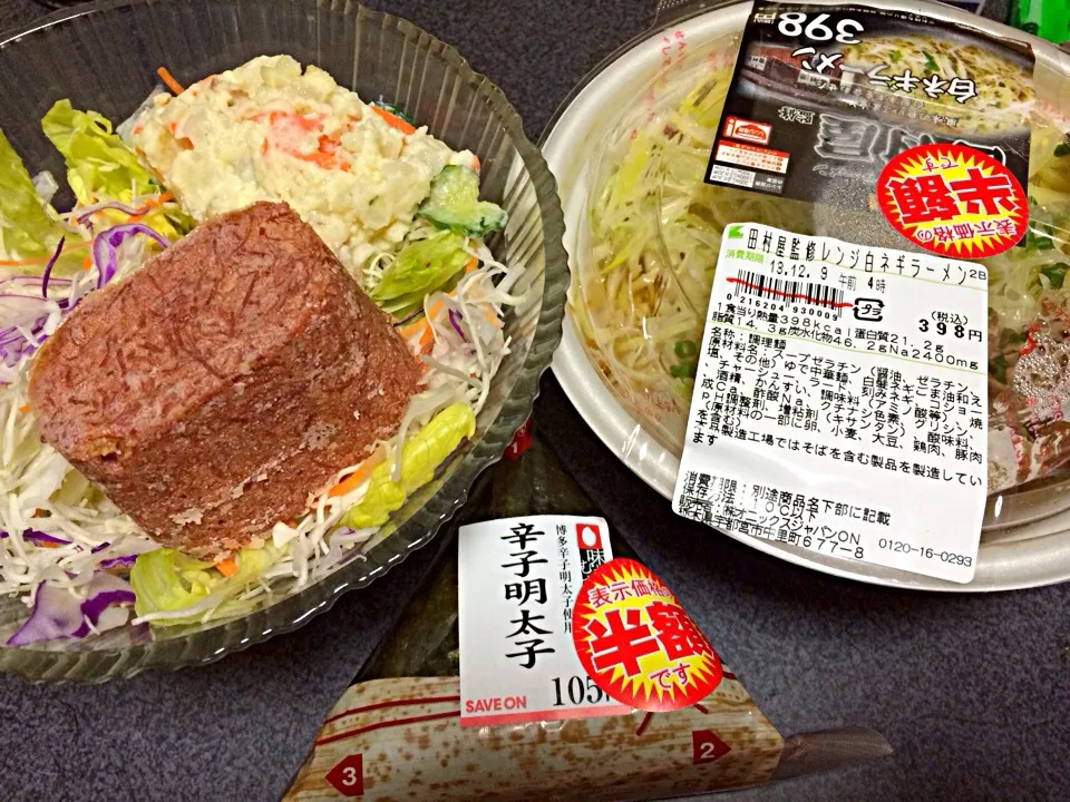 Snapdishの料理写真:#夕飯 明太子おむすび、白ネギ塩ラーメン、コンビーフサラダポテトサラダのせ。コンビーフ以外は全部半額！今夜の夕飯と明日の朝飯と昼食、お茶、コーヒーまてま買って、919円！ さすがセーブオン。|ms903さん