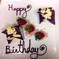 Fudge brownie birthday plate with Nutella powder and chocolate drizzled strawberries|Tasha Jonesさん