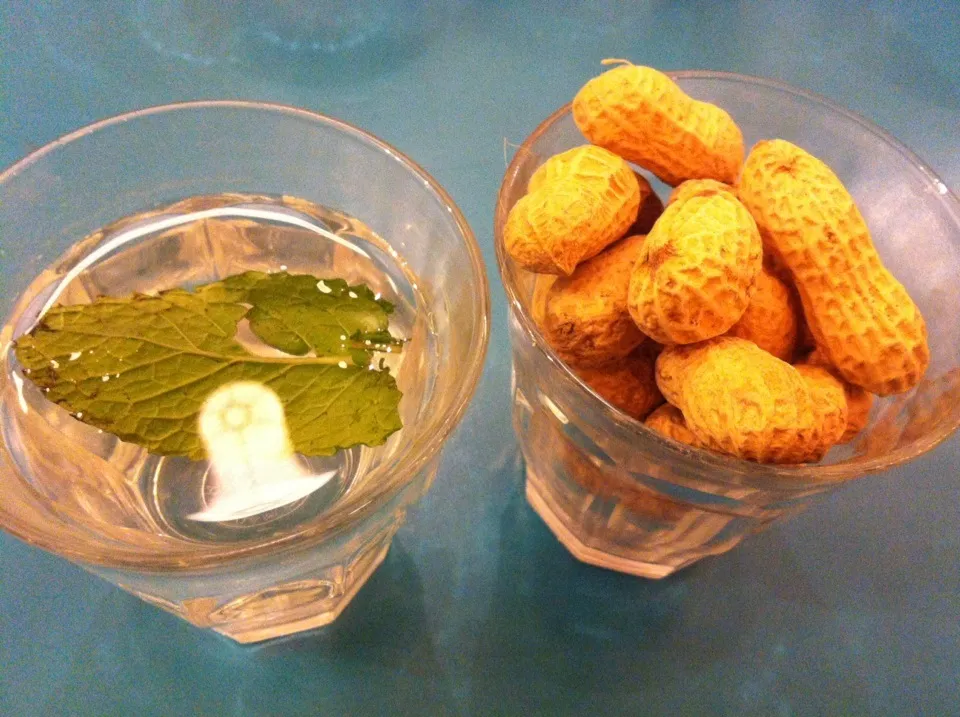 Nuts & mint water in Brighton's Gourmet Burger|Nick Hiderさん