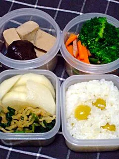 お弁当（銀杏ご飯、高野豆腐と干し椎茸の煮物、ほうれん草と切り干し大根のお浸し、べったら漬け、にんじんとウインナーの炒め物、ブロッコリー）|すーさん