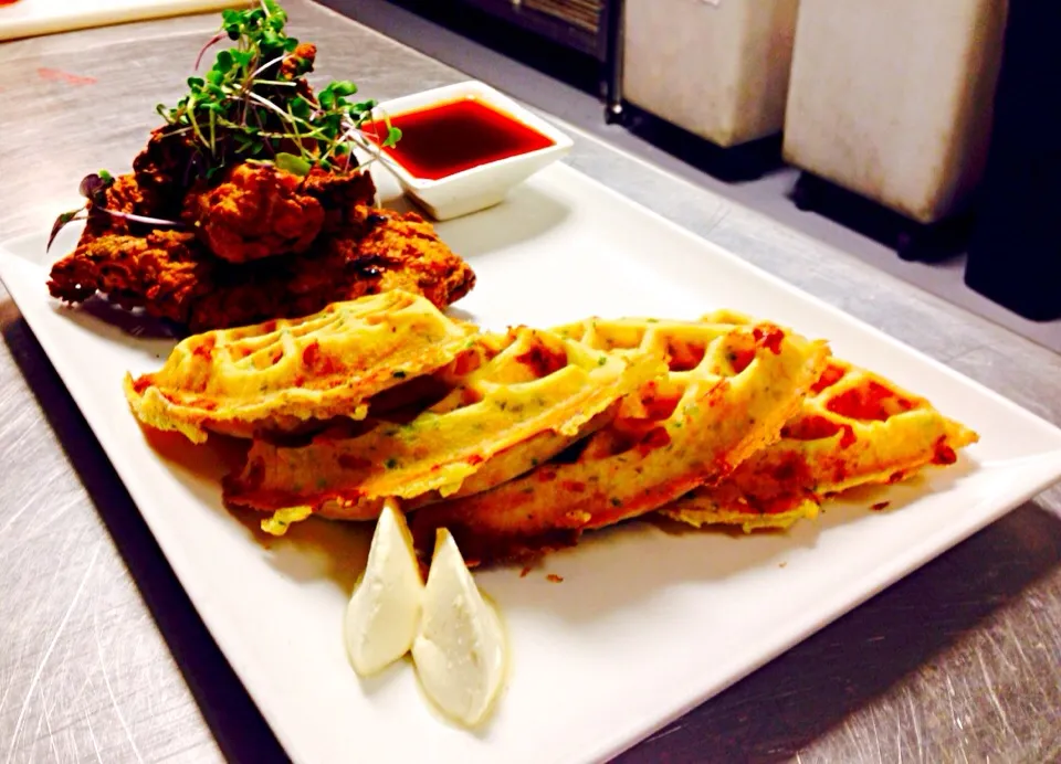 Island chicken tenders with a jalapeño and white cheddar waffle. Sriracha syrup and maple butter|Tasha Jonesさん