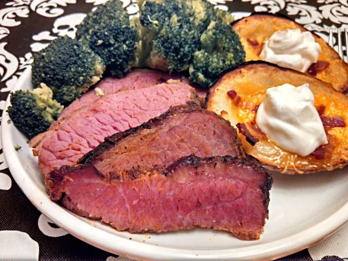 Snapdishの料理写真:Oven-barbecued beef brisket w/ tater skins and steamed broccoli|Sashi Steinerさん