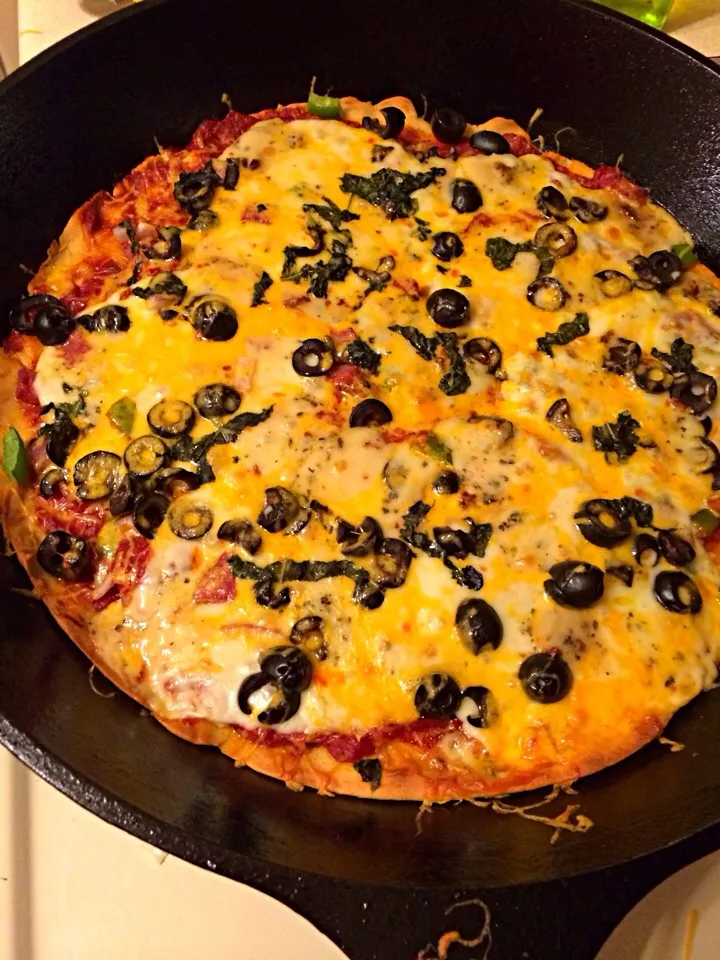 Gluten free pizza with my own zesty sauce. Provolone, tomato basil smoked Gouda, and. Little sharp cheddar.  With venison bacon, red onion, green pepper, black |amyさん