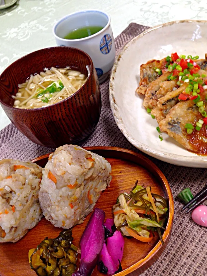 炊込みご飯のおにぎり🍀きのこ汁🍀鯵の唐揚げおろしポン酢|デミさん