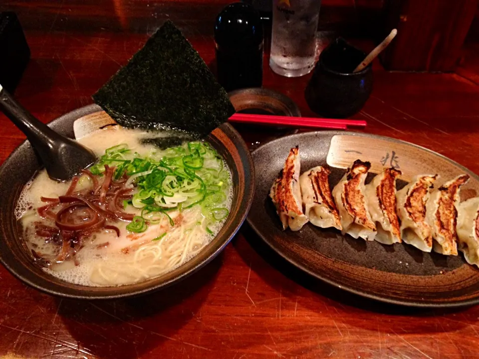 Snapdishの料理写真:とんこつらーめん、焼き餃子|堀 綾夏さん