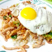 Vietnamese dish-com tam bi hot ga. It has shredded pork, minced garlic, pork cracklins and egg over rice. Delish :)|Vanessaさん