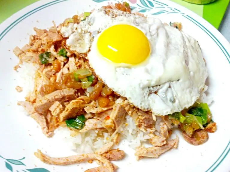 Vietnamese dish-com tam bi hot ga. It has shredded pork, minced garlic, pork cracklins and egg over rice. Delish :)|Vanessaさん