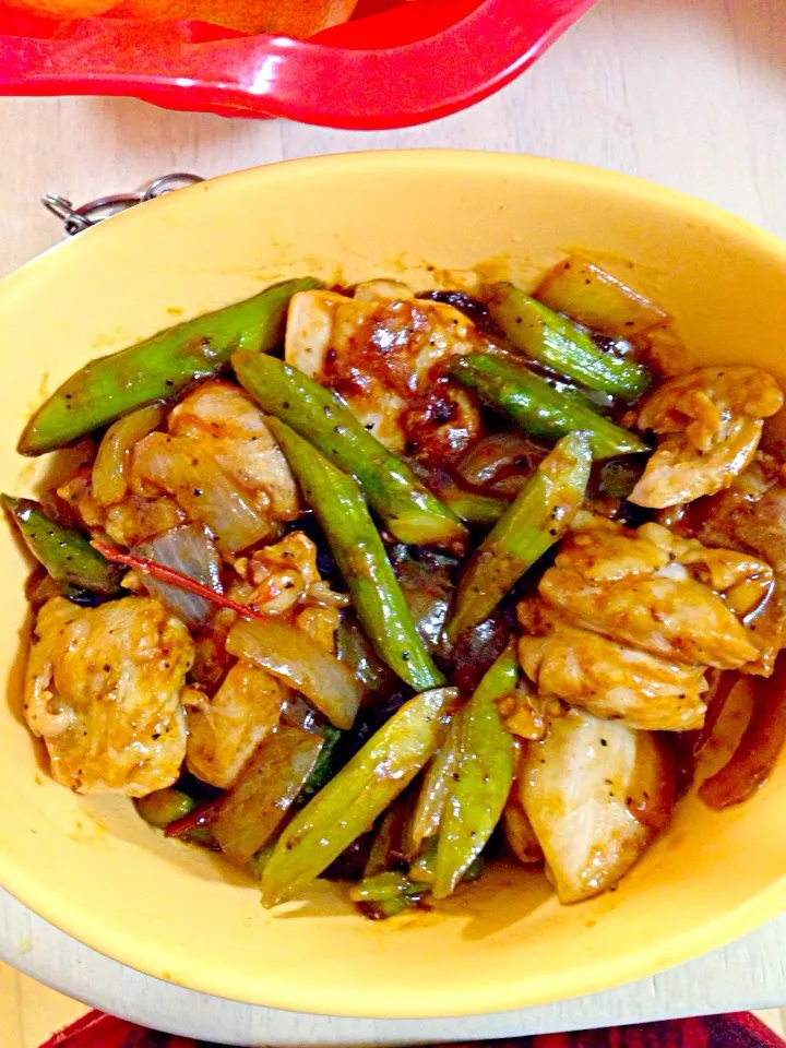 Spicy chicken with asparagus tamoto and onions sauce|Sabri Zulueta Galanoさん